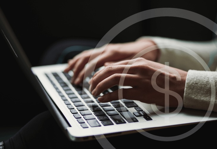 Närbild på händer som skriver på bärbardator i knät. Över bilden finns två cirklar med ett dollarteceken i cirkeln i mitten. Det ska illsuatrerar smart och kostnadseffektiv hållbarhet.